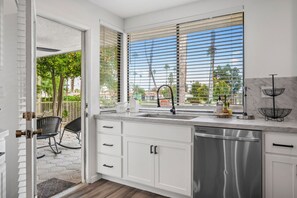 ثلاجة، ميكروويف، موقد طهي مسطح