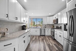 ثلاجة، ميكروويف، موقد طهي مسطح