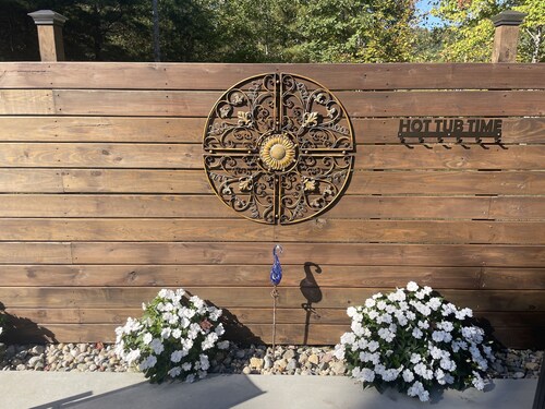 Red River Gorge! 5 bed/3bath on 8 private acres!! Hot tub, Arcade room, Garage