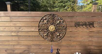 Red River Gorge! 5 bed/3bath on 8 private acres!! Hot tub, Arcade room, Garage