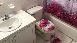 Ein Badezimmer mit Toilette, Waschbecken und Spiegel.