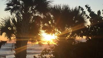 Ligstoelen aan het strand, strandlakens