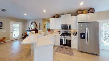 Een koelkast, een magnetron, een oven, een kookplaat