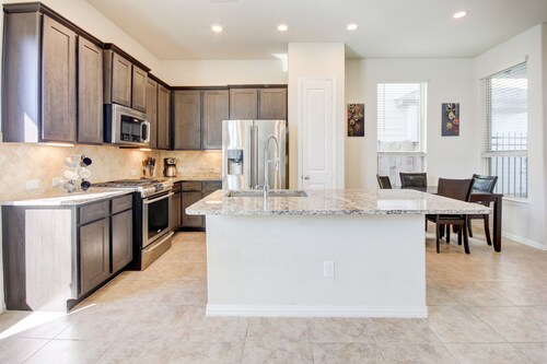 Luxurious Richmond Townhouse - 3 BR, Fenced Yard, Family-Friendly!