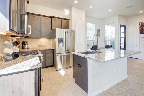Luxurious Richmond Townhouse - 3 BR, Fenced Yard, Family-Friendly!