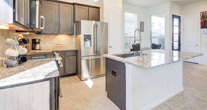 Luxurious Richmond Townhouse - 3 BR, Fenced Yard, Family-Friendly!