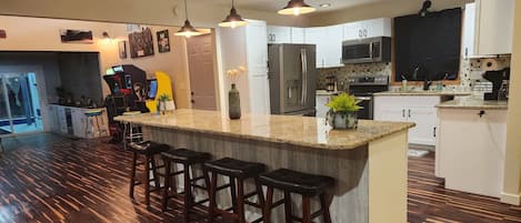 Refrigerador, microondas, horno, placa de cocina