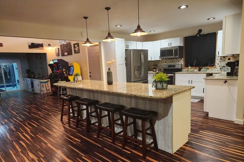 *Family Retreat* *Indoor Pool* *Arcade*