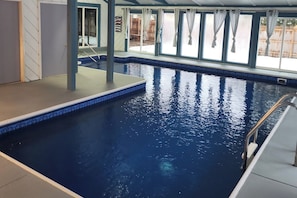Indoor pool, a heated pool - *Family Retreat* *Indoor Pool* *Arcade* (Janesville)
