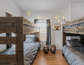 3 soverom, skrivebord, strykejern/-brett og reiseseng for barn