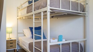 6 chambres, coffres-forts dans les chambres, fer et planche à repasser