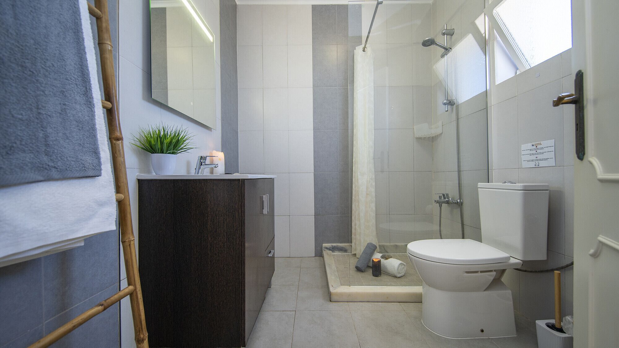 Dusche, Haartrockner, Handtücher