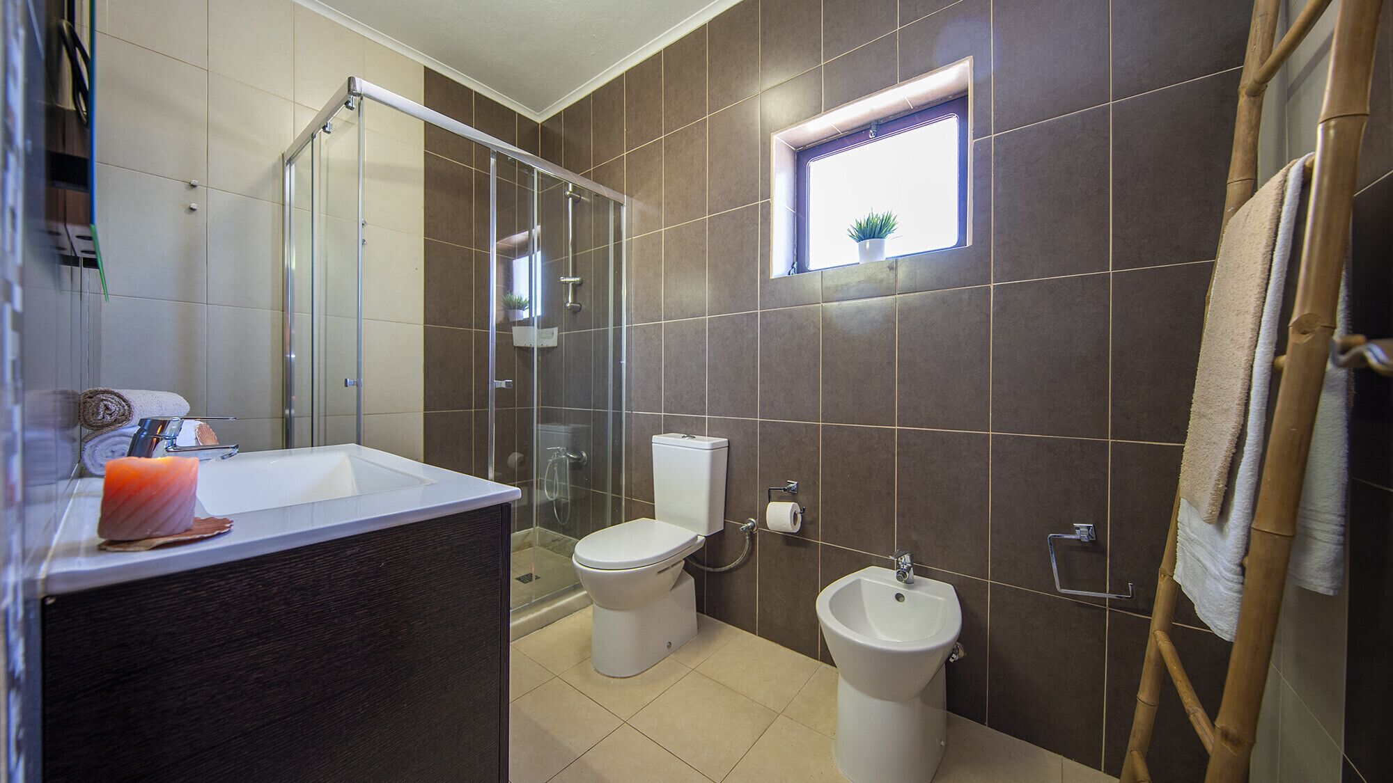 Dusche, Haartrockner, Handtücher