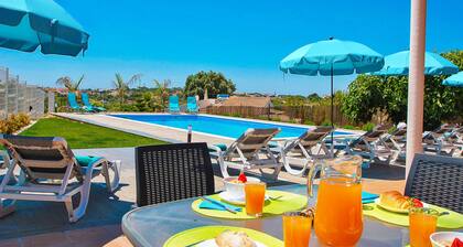 Retreat w/ heatable pool & BBQ