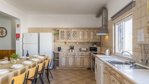 Wasserkocher mit Kaffee-/Teezubehör, Kühlschrank, Mikrowelle, Ofen