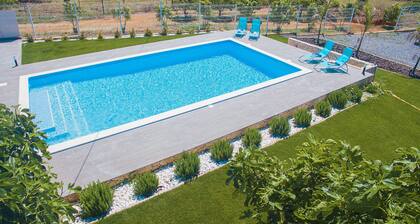 Retreat w/ heatable pool & BBQ