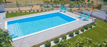 Retreat w/ heatable pool & BBQ