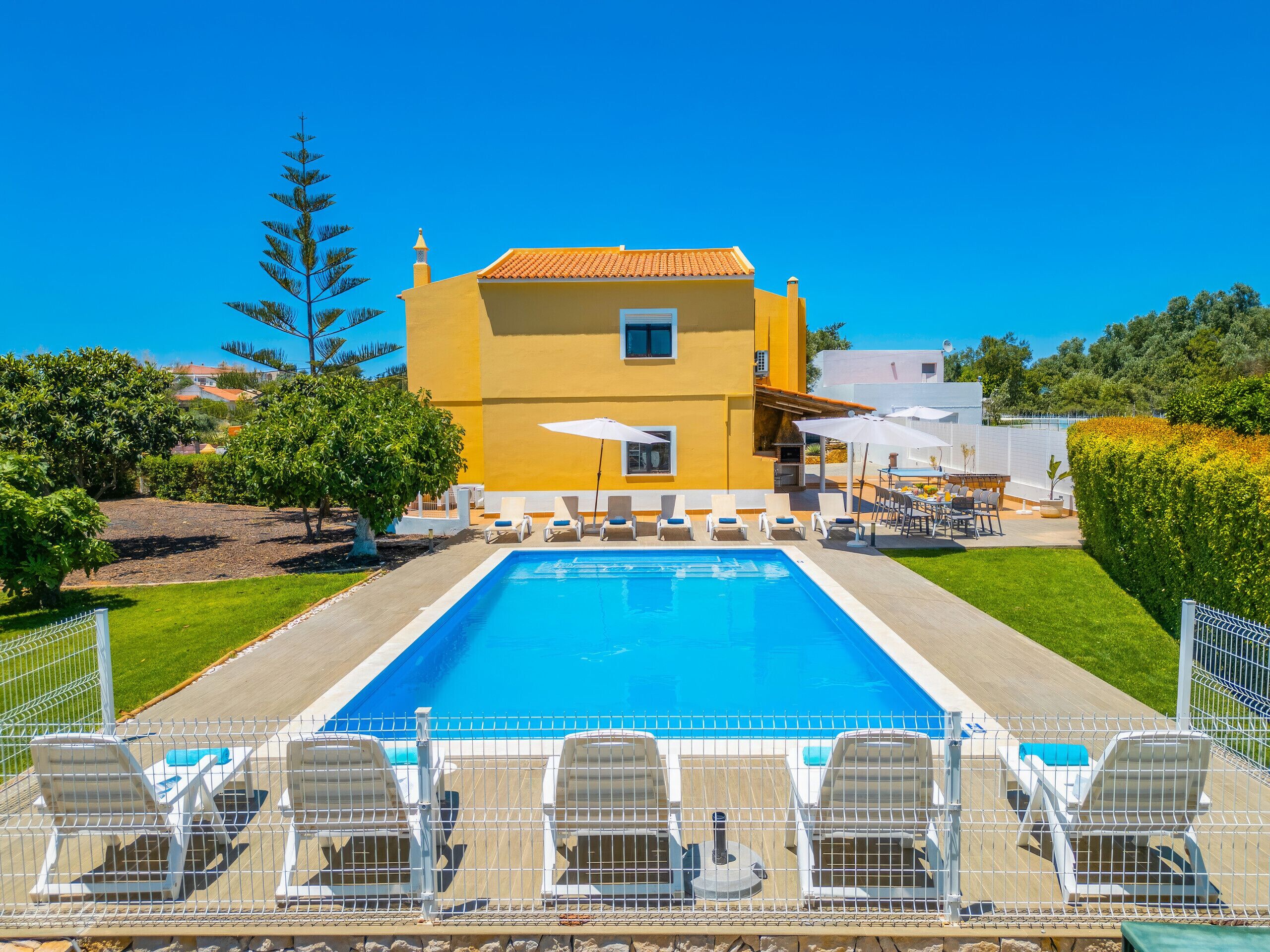 Una piscina al aire libre, una piscina climatizada