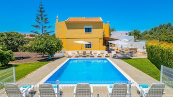 Una piscina al aire libre, una piscina climatizada