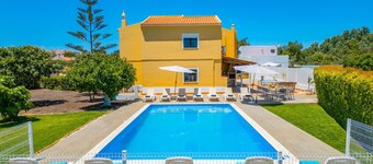 Retreat w/ heatable pool & BBQ