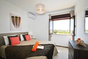 6 quartos, cofres nos quartos, ferros/tábuas de passar roupa