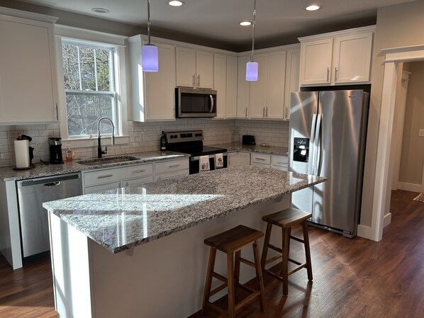 Jääkaappi, mikroaaltouuni, uuni, liesi