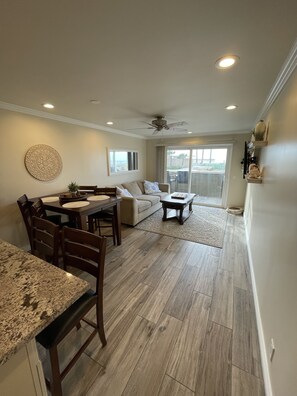 Smart TV - Luxurious Cozy Beach Front Condo!(Steps to the sand) (Port Hueneme)