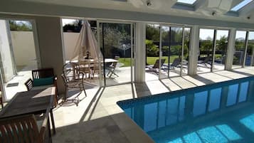 Piscina interna, piscina aquecida