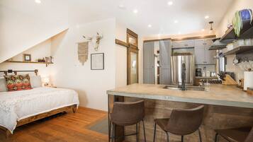 Travel cot, free WiFi, bed sheets