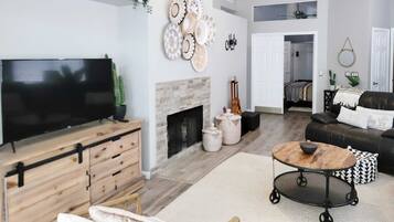 Una televisión, una chimenea