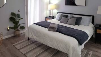 3 slaapkamers, een strijkplank/strijkijzer, wifi, beddengoed