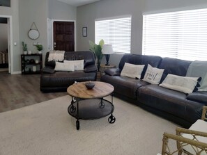 Una televisión, una chimenea