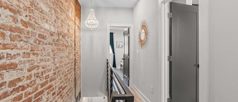 Escritorio, tabla de planchar con plancha, wifi gratis y ropa de cama