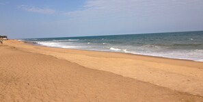 On the beach, white sand - La Maison Bleue Lomé (Lomé)