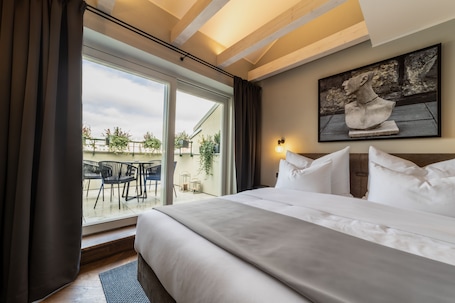 Deluxe Suite | 1 bedroom, hypo-allergenic bedding, down comforters, Select Comfort beds