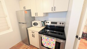 Cafetera o tetera, frigorífico, microondas y horno