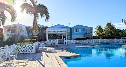 Cozy Retreat by Chenay Bay