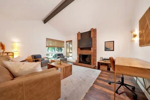 Smart TV, fireplace, books, stereo