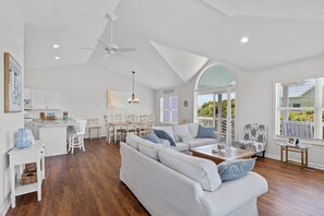 Smart TV - 3BR Oceanview Duplex, beach and community pool access, in Spinnaker's Reach (Emerald Isle)