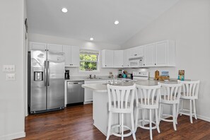 ثلاجة، ميكروويف، فرن، موقد طهي مسطح