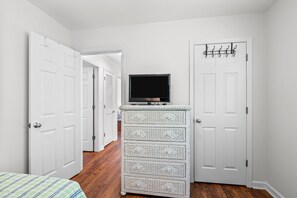 3 habitaciones, tabla de planchar con plancha y cuna de viaje 