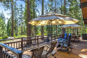 Outdoor dining - Solitude in the Cedars, Spacious Mountain Home (Shaver Lake)