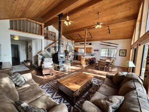 智能电视、壁炉、DVD 播放器、立体声音响