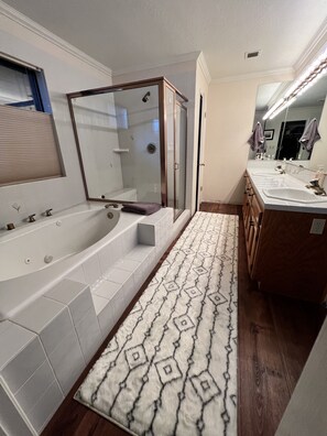 Combined shower/tub, towels, toilet paper