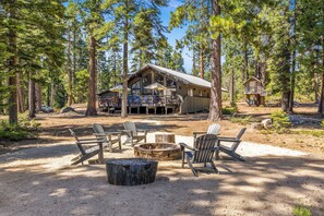 Terrace/patio - Solitude in the Cedars, Spacious Mountain Home (Shaver Lake)