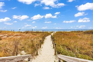 Plage, chaises longues, serviettes de plage