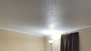 Uma sala de estar com sofá, poltrona e mesa de centro.