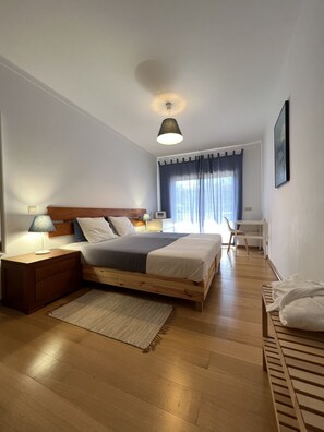 2 Schlafzimmer, Schreibtisch, Bügeleisen/Bügelbrett, Reisekinderbett