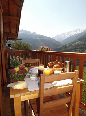 Outdoor dining - Le Chalet d' Heidi - ANCV vacation vouchers accepted (Les Chapelles en Savoie)