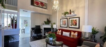 Pearlitah: Luxe 3-BR King Ensuite, Prestigious Subdivision—Stroll to Everything!